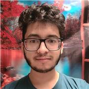 Profesor de español imparte clases a estudiantes de diversas edades